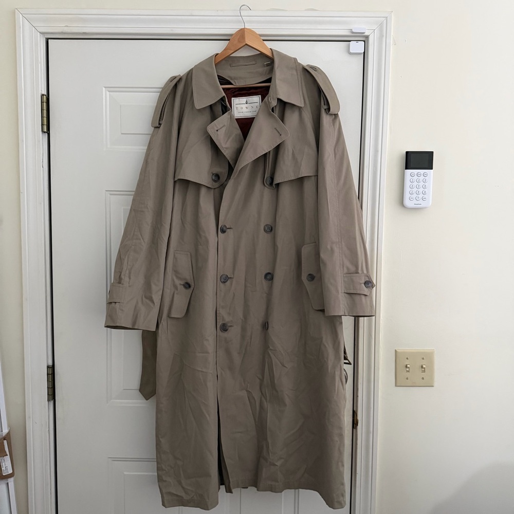 London Fog-Towne-Men's Classic Trench Coat - Sz 44 Reg. Color Tan.